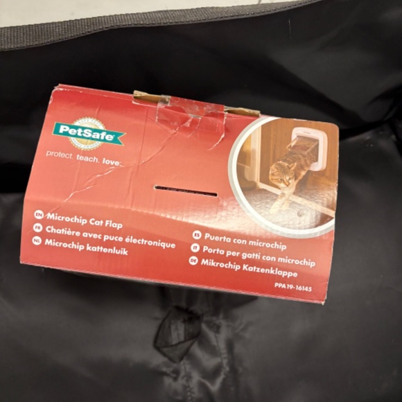 New Unused PetSafe  Microchip Cat Door - Picture 2 of 2